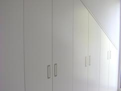 Wandschrank in weiß in einer Dachschräge 