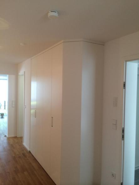 Wandschrank für den Flur in weiß 